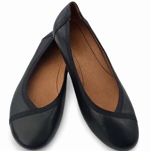 Vionic Black Leather Flats 👠 Comfort Core 🖤 Minimalist Workwear Chic | Size 6.5